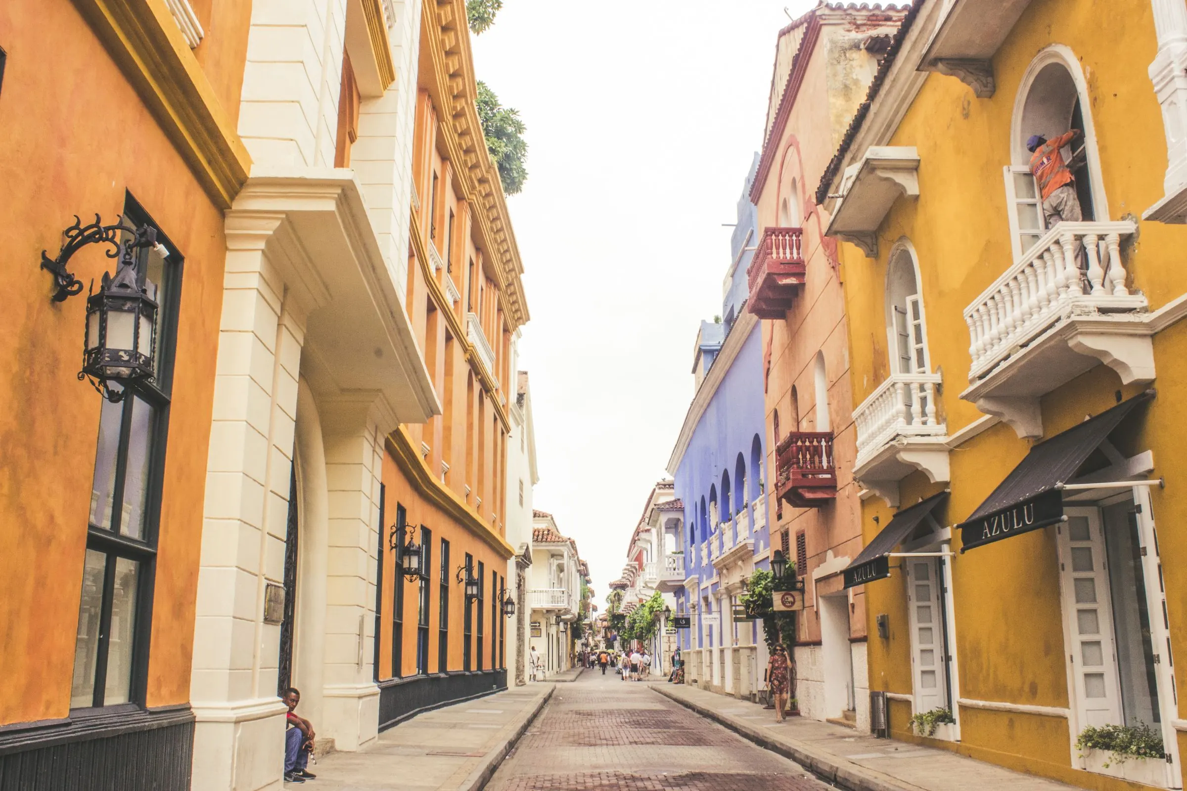 Calle de un centro histórico con fachadas coloniales de colores.
