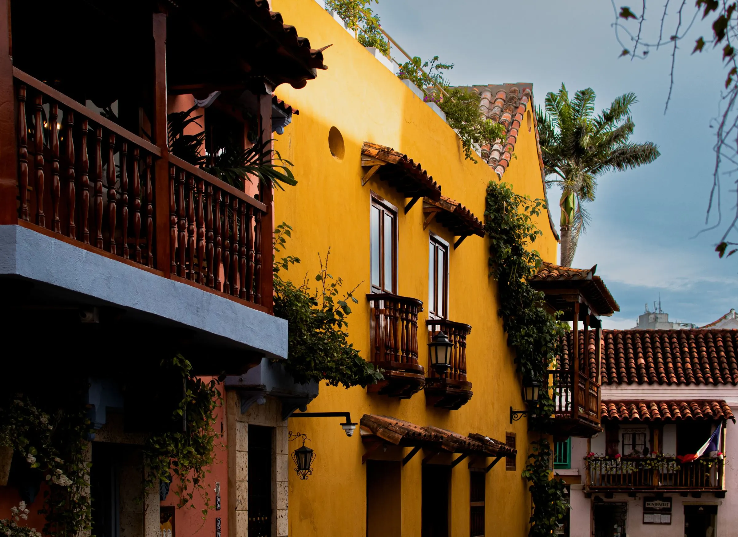 Casas coloniales con balcones de madera.