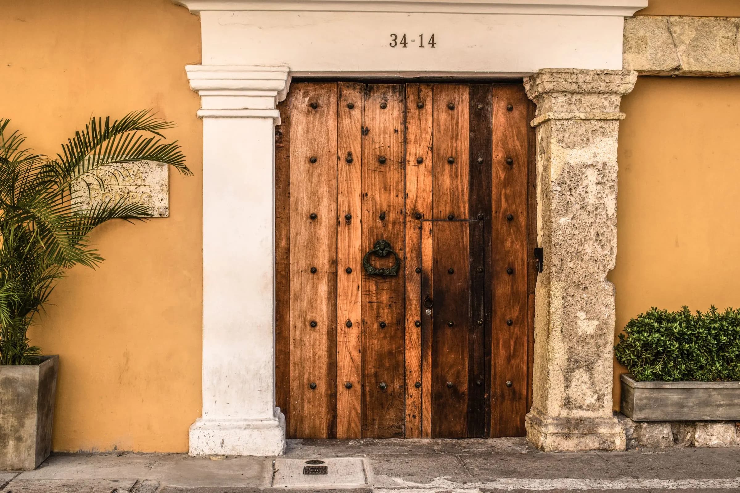 Puerta de madera de una casa colonial.