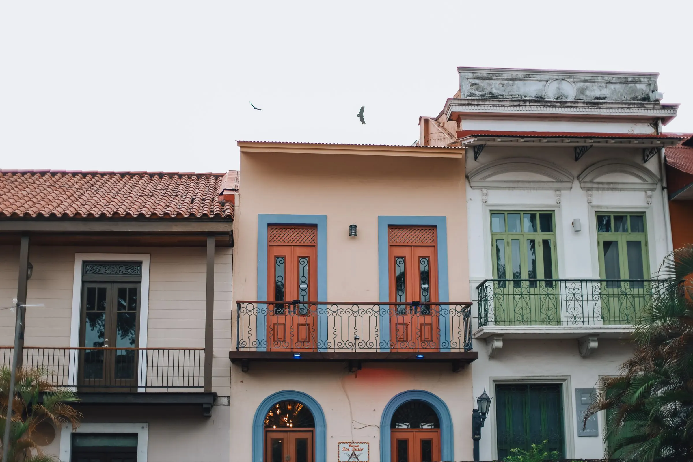 Fachadas restauradas con balcones de hierro.