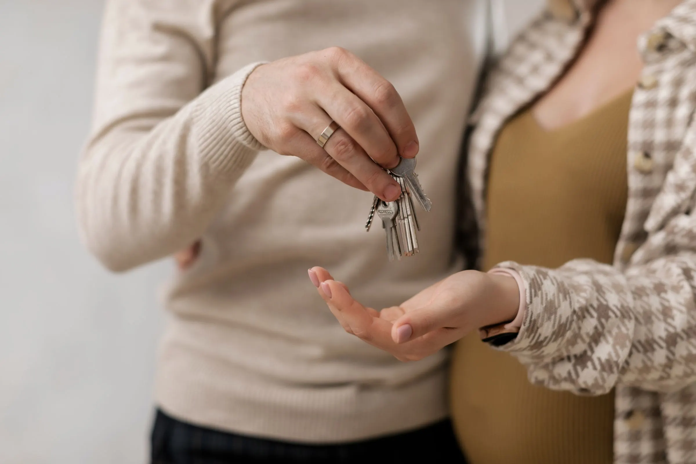 Llaves de una vivienda que pasan de una mano a otra.