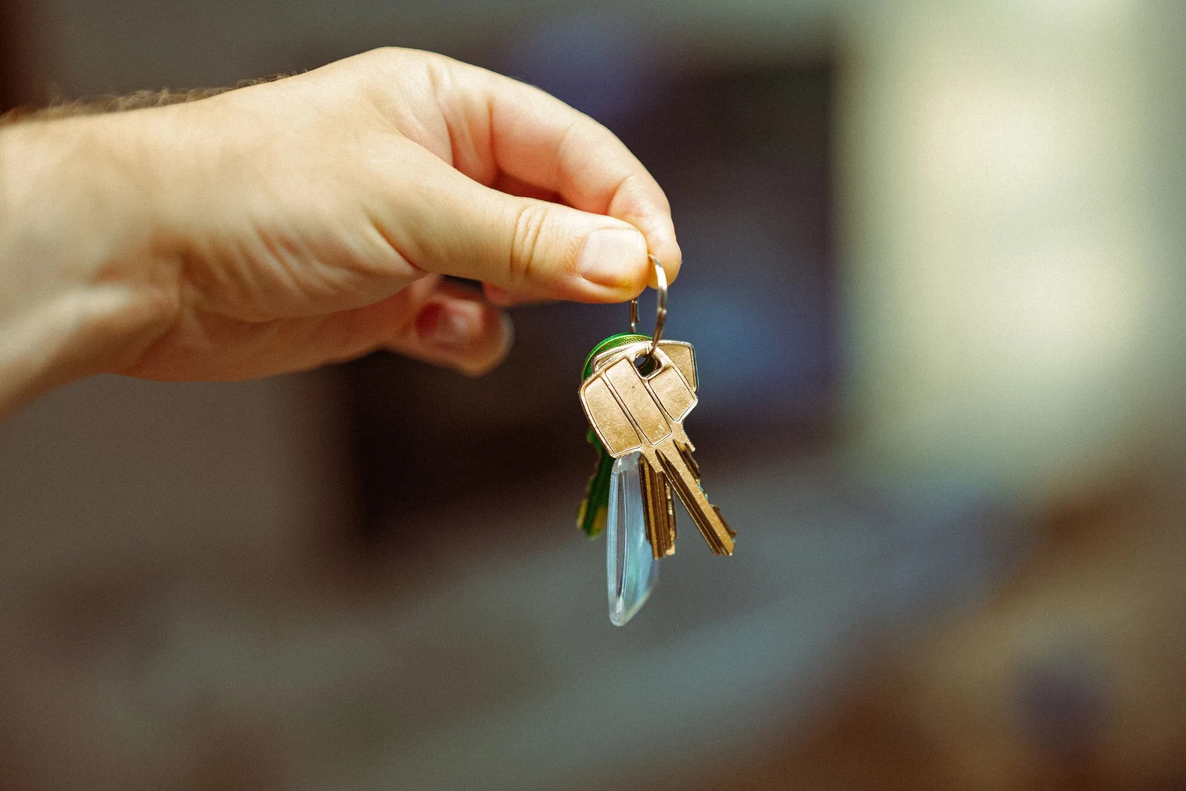 Mano que sostiene las llaves de una vivienda.